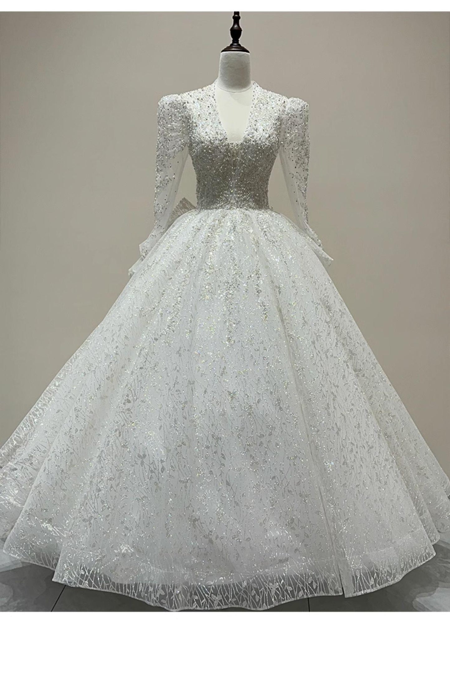 Long Sleeve Wedding Dress Sexy Deep V-neck Lace Applique Bridal Dress With A Bow