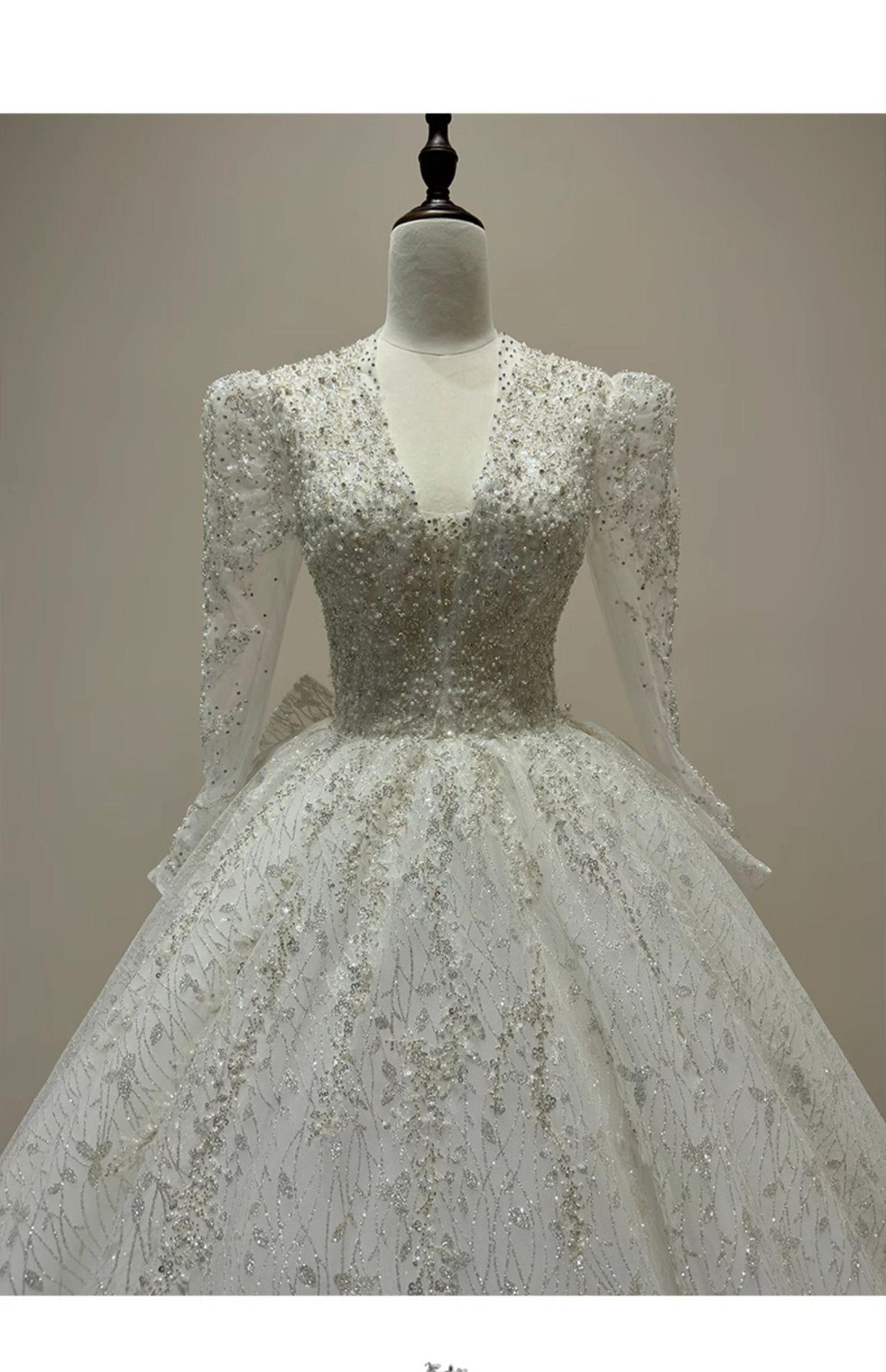 Long Sleeve Wedding Dress Sexy Deep V-neck Lace Applique Bridal Dress With A Bow