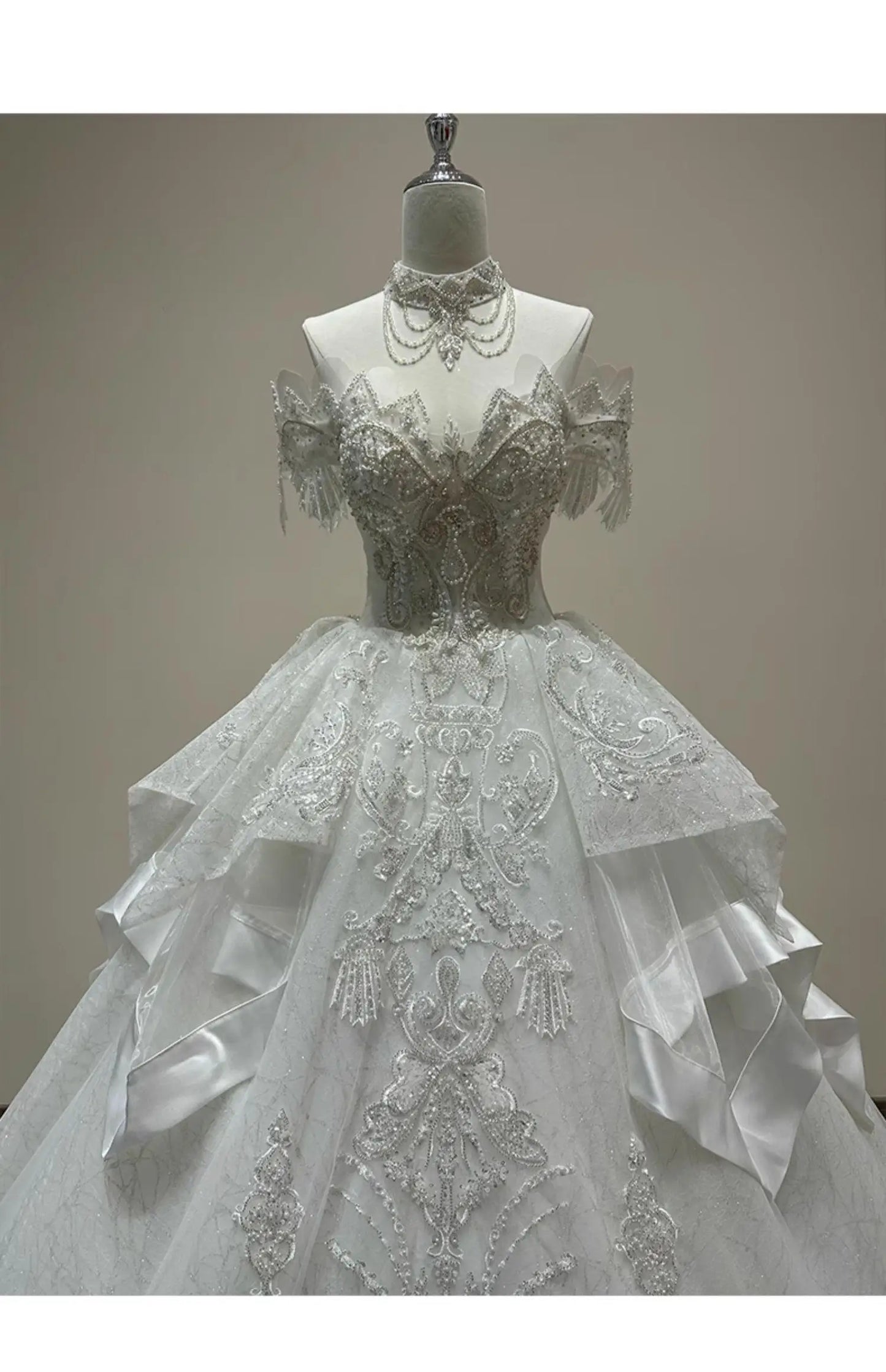 Luxury Boat Neck Wedding Dress Beading Lace Up Applique Bridal Dress Ball Gown