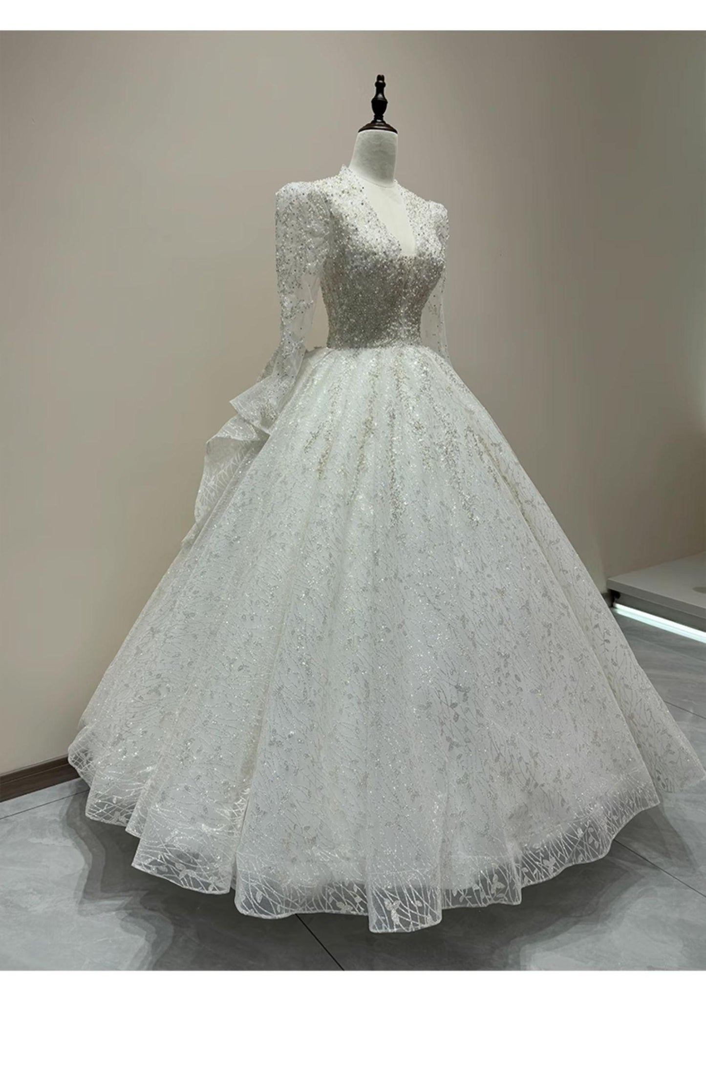Long Sleeve Wedding Dress Sexy Deep V-neck Lace Applique Bridal Dress With A Bow