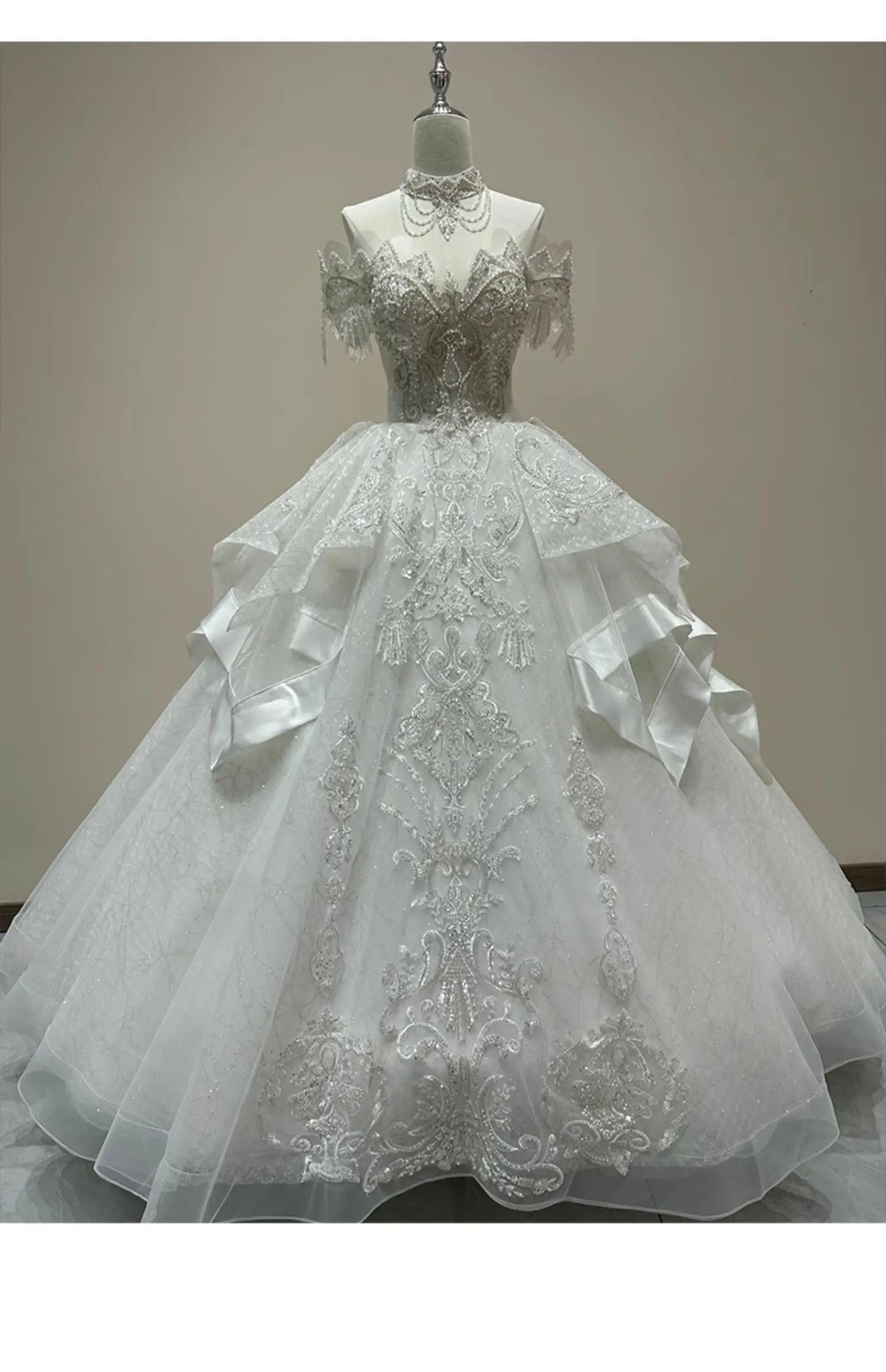 Luxury Boat Neck Wedding Dress Beading Lace Up Applique Bridal Dress Ball Gown