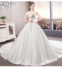 Load image into Gallery viewer, Vintage Square Collar Ball Gown Wedding Dresses Satin Simple Bride Dress With Bow Sleeveless
