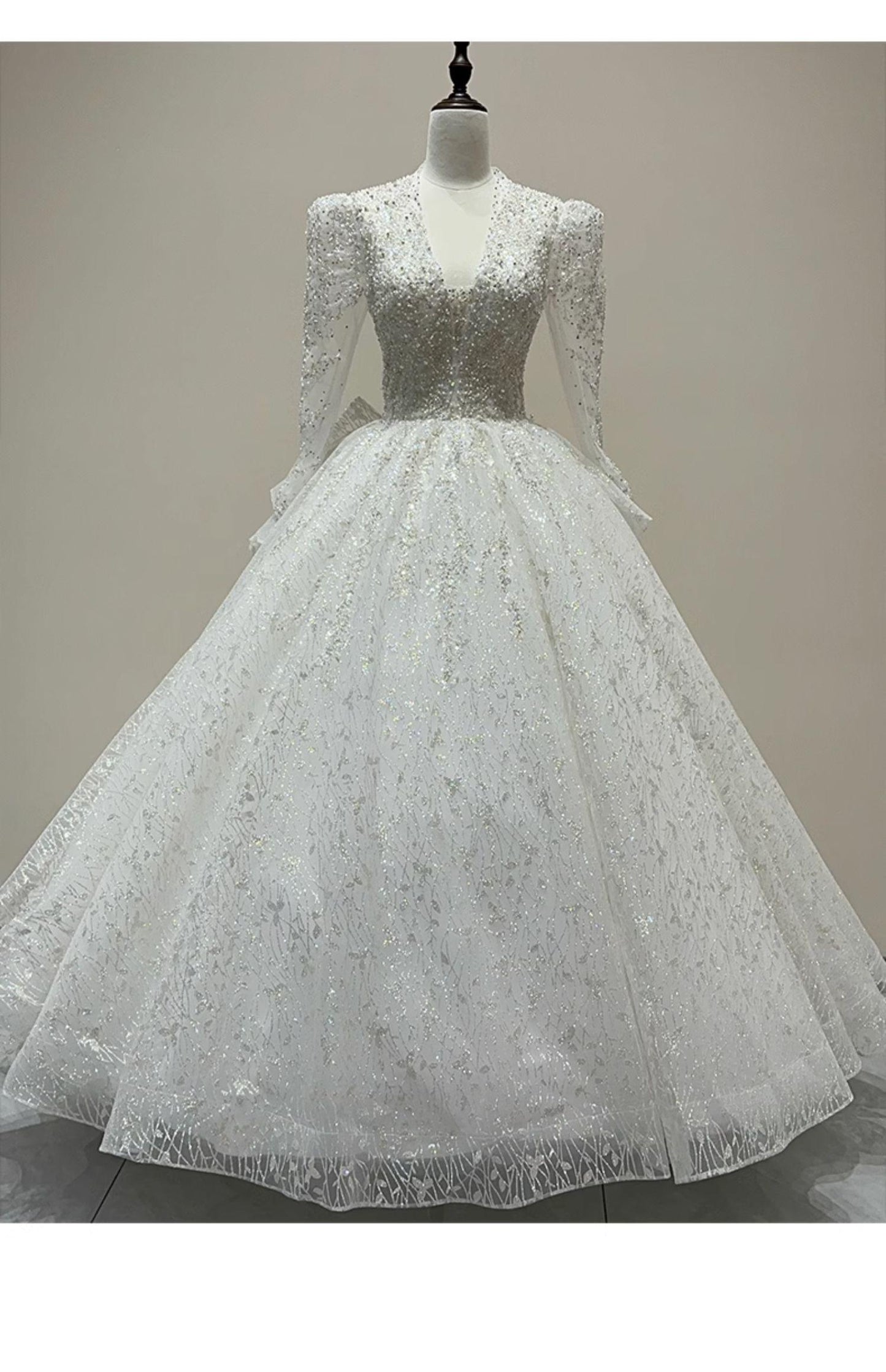 Long Sleeve Wedding Dress Sexy Deep V-neck Lace Applique Bridal Dress With A Bow