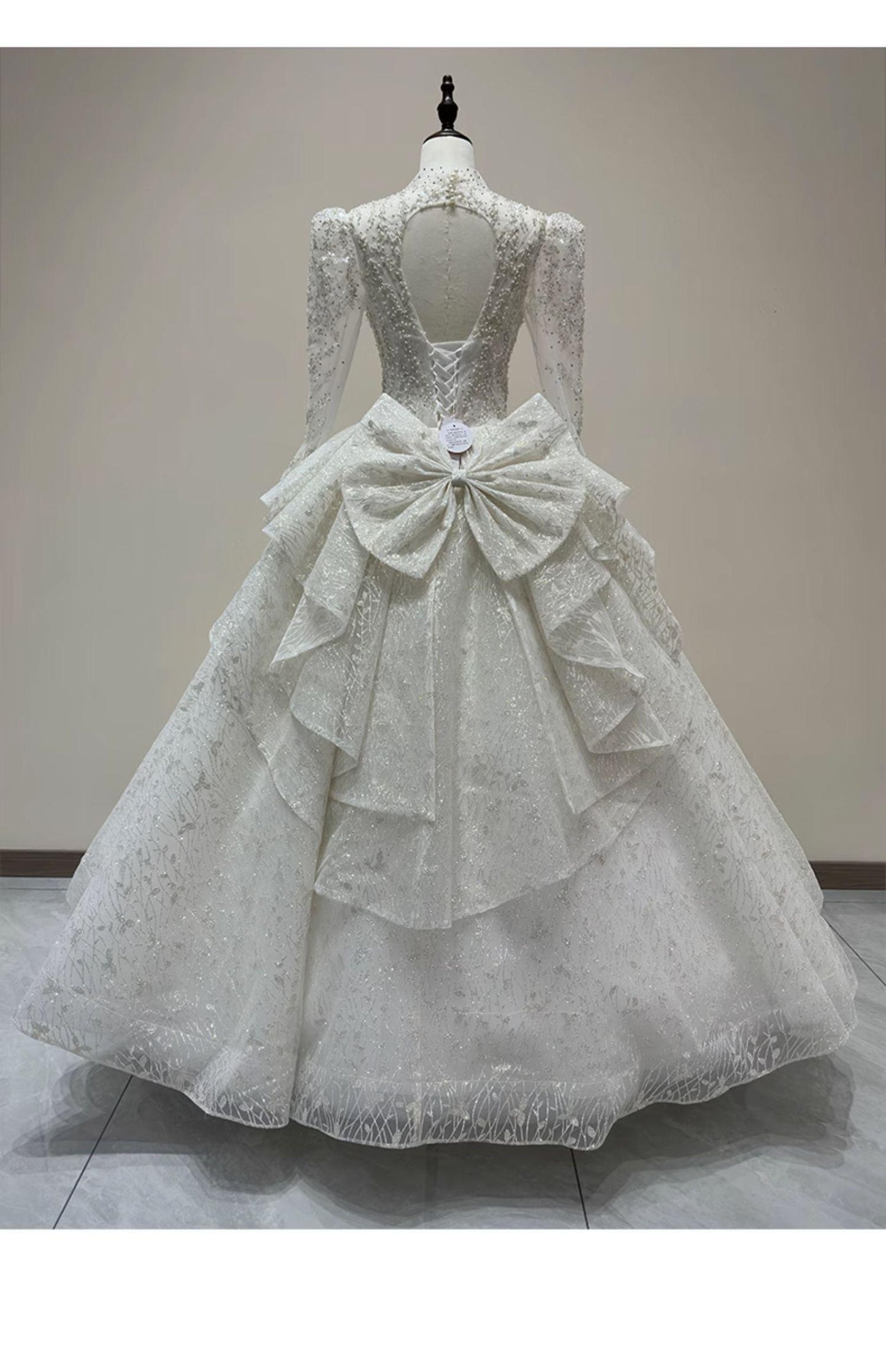 Long Sleeve Wedding Dress Sexy Deep V-neck Lace Applique Bridal Dress With A Bow