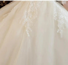 Load image into Gallery viewer, Classic O Neck Wedding Dress Beautiful Lace Princess Ball Gown Slim Half Sleeve Bridal Dress
