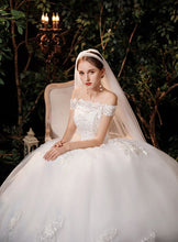 Load image into Gallery viewer, 2023 Lace Boat Neck Ball Gown Wedding Dresses Sweetheart Simple Princess Illusion Applique Bridal Gowns Casamento
