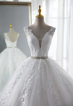 Load image into Gallery viewer, Lace Wedding Dress 2023 Classic V-neck Bridal Dress With Court Train
