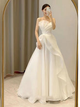 Load image into Gallery viewer, Strapless Wedding Dress Silky
