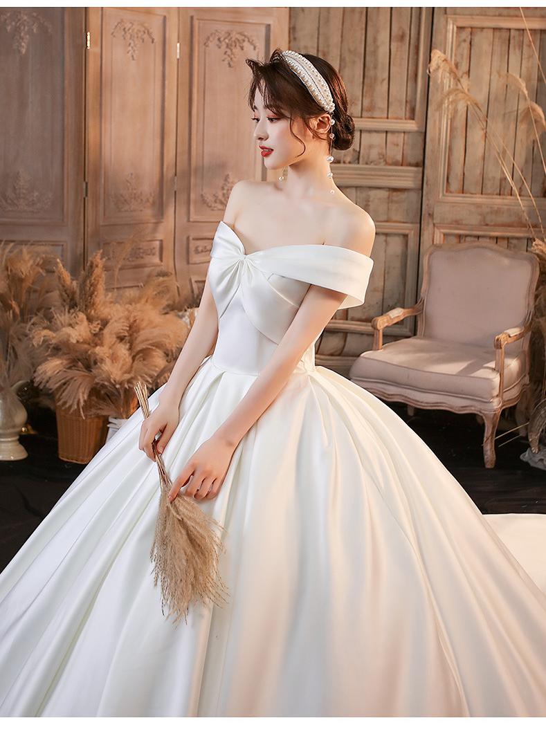 Luxury Satin Wedding Dress With Court Train Elegant Boat Neck Princess Wedding Gown