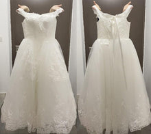 Load image into Gallery viewer, Boat Neck Lace 1m Train Lace Up Bridal Ball Gown
