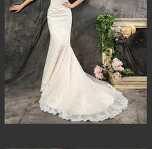 Load image into Gallery viewer, O-neck Mermaid Elegant Half Sleeve Lace Applique Bridal Dress
