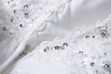 Load image into Gallery viewer, Free Shipping Half sleeve Wedding dresses O-neck Vestidos De Novia Off white dress Bridal Ball gowns Long train Frocks HS620
