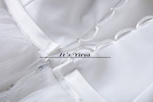 Load image into Gallery viewer, Free shipping YiiYa 2016 new Bridal White wedding dress Wedding gowns Trailing Romantic Flowers Train Vestidos De Novia HS222
